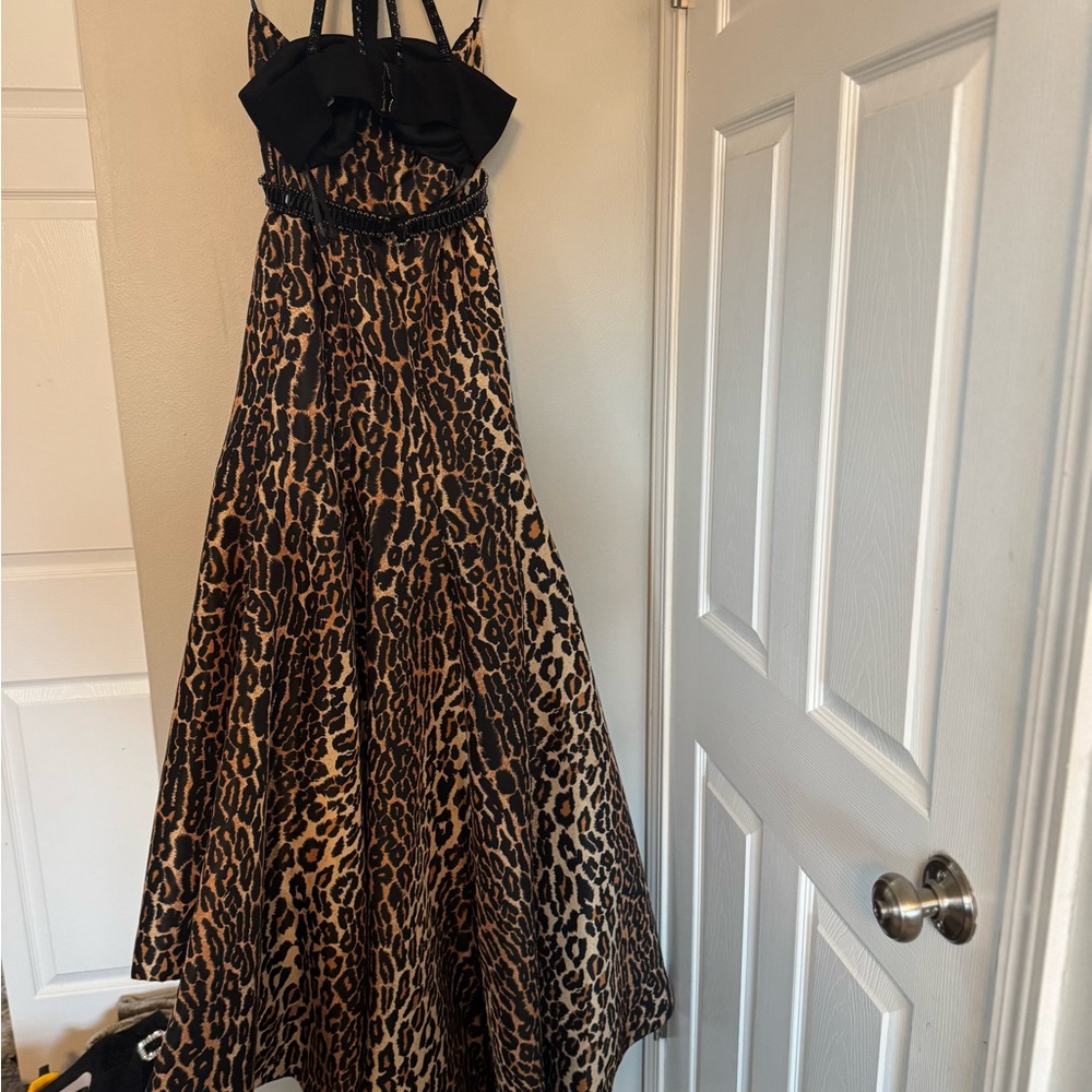 Leopard Print 2 piece Maxi top and skirt with Black Straps. Top diff from pic.